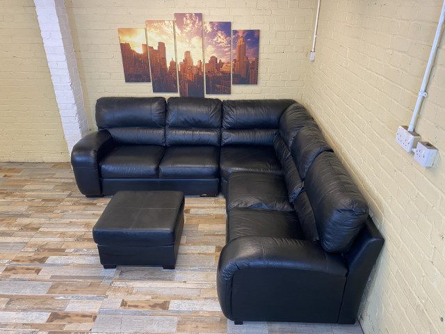 Remarkable Black Leather Corner Sofa (KT)