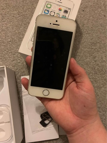 iPhone 5s 16gb in silver - unlocked £15 &mid