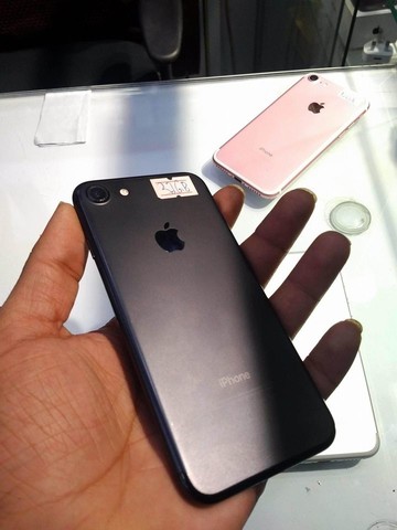 Apple iPhone 7 128Gb Unlocked Comes with Shop Warr